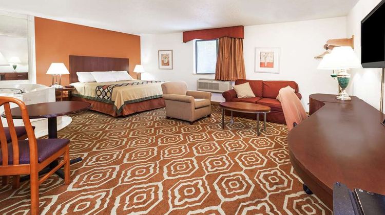 Super 8 Sterling Heights/Detroit Area Suite