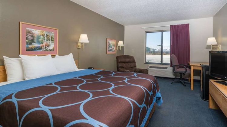 Super 8 Portage Room