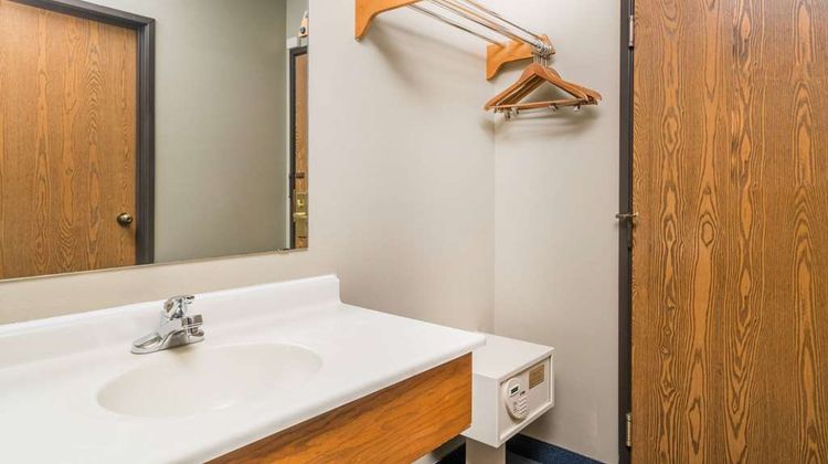 Super 8 Portage Room