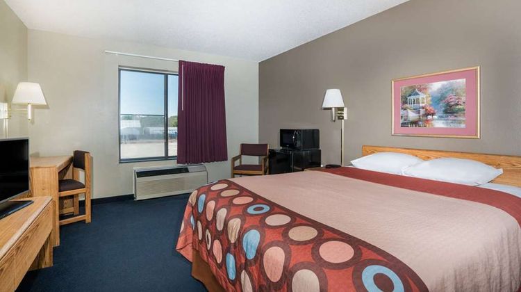 Super 8 Portage Room