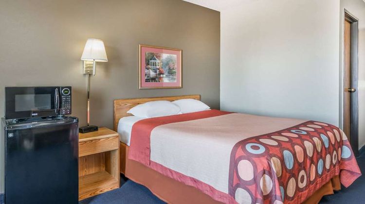 Super 8 Portage Room