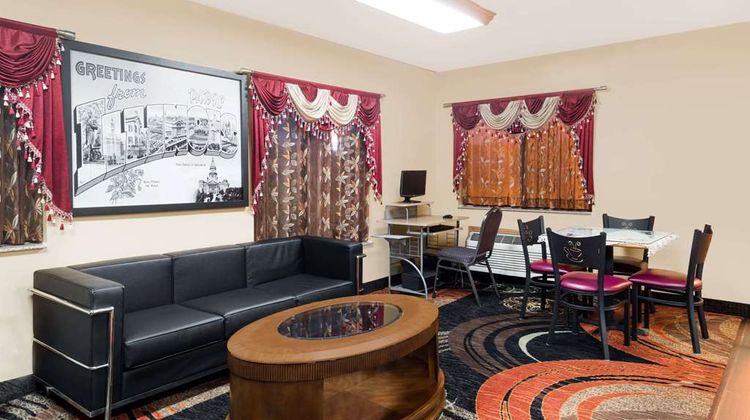 Super 8 Paris IL Lobby