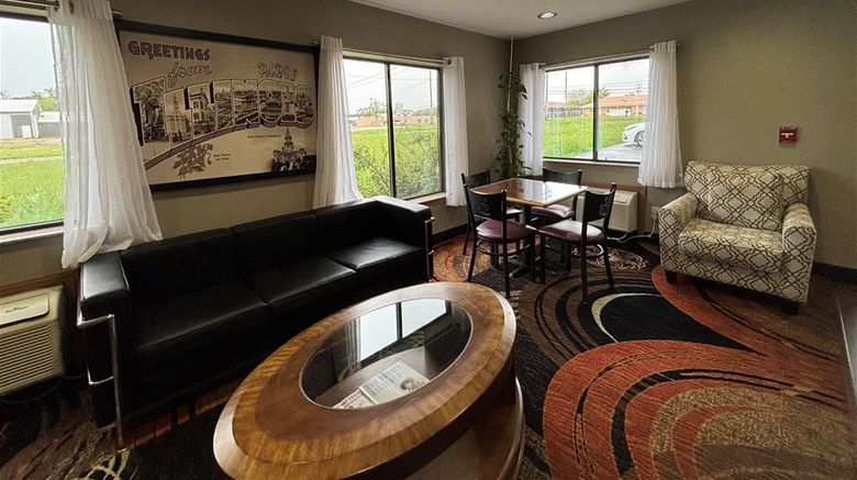 <b>Super 8 Paris IL Lobby</b>. Images powered by <a href="https://iceportal.shijigroup.com/" title="IcePortal" target="_blank">IcePortal</a>.