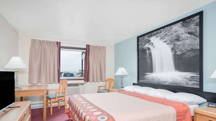 Super 8 Tomah Room