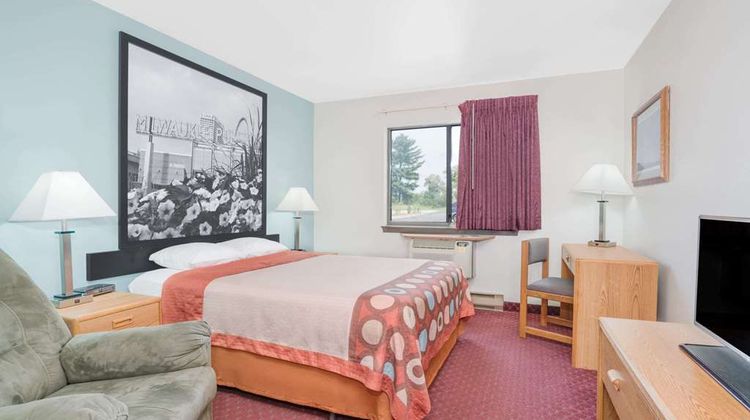 Super 8 Tomah Room