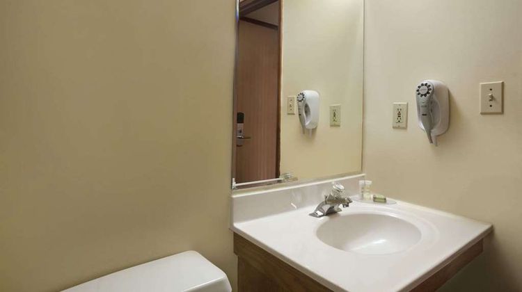 Super 8 Sarnia Room