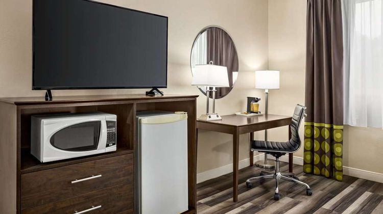Super 8 Sarnia Suite