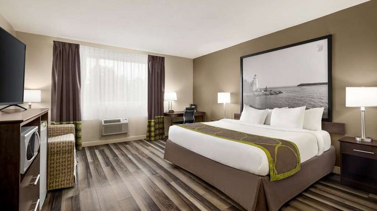 Super 8 Sarnia Suite