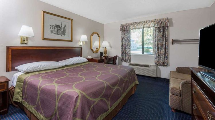 Super 8 Hartford Room