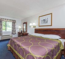 Super 8 Hartford Room
