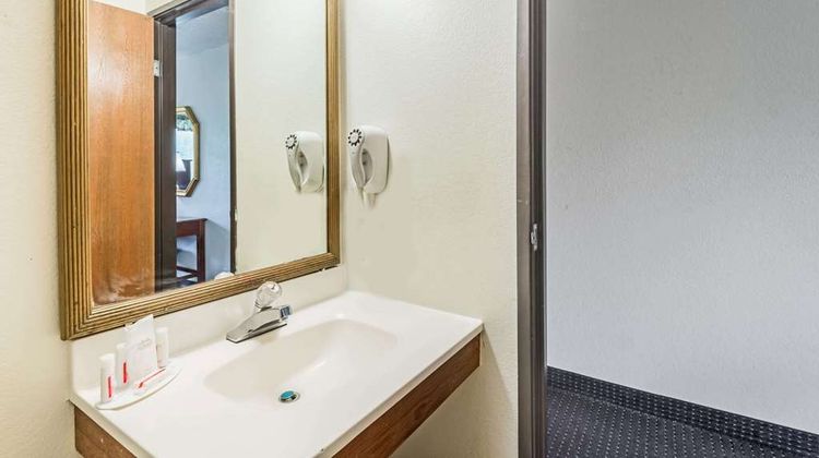 Super 8 Hartford Room