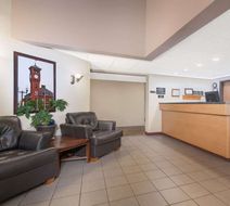 Super 8 Menomonie Lobby
