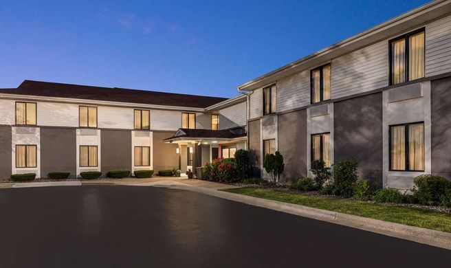 Super 8 Germantown/Milwaukee Exterior