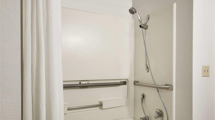 Super 8 by Wyndham Regina Room