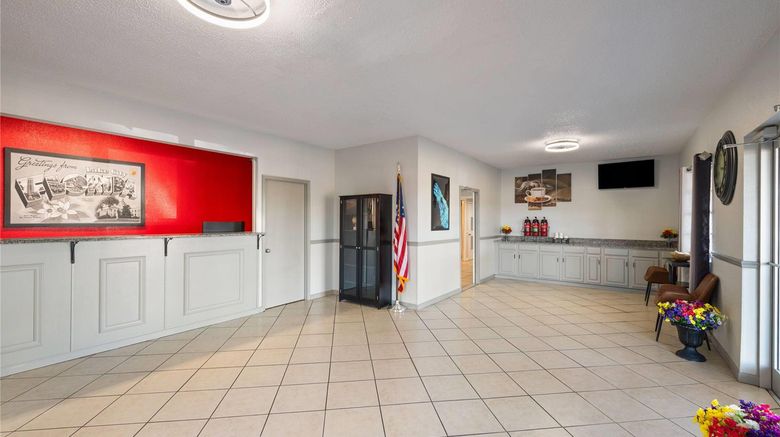 <b>Super 8 Lake City Lobby</b>. Images powered by <a href="https://iceportal.shijigroup.com/" title="IcePortal" target="_blank">IcePortal</a>.