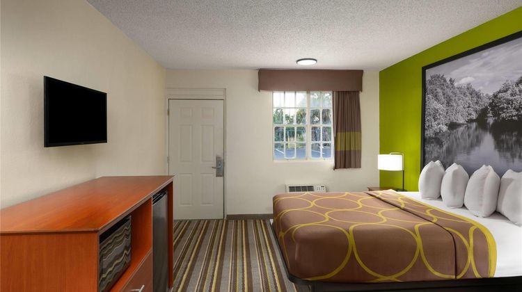 Super 8 Lake City Room