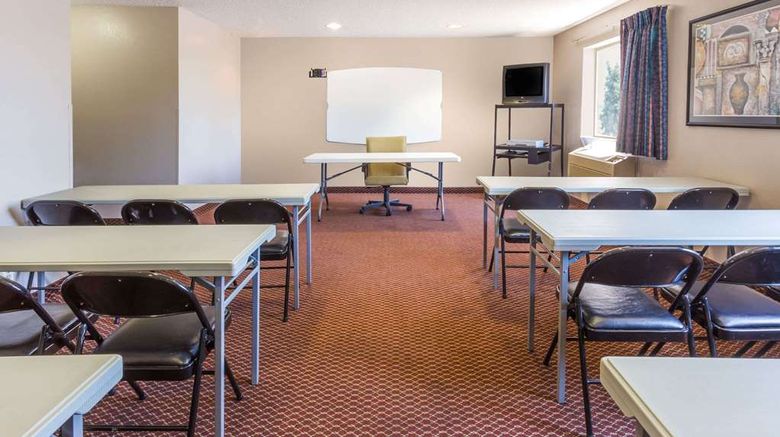 <b>Super 8 Joliet I-55 N/Chicago Meeting</b>. Images powered by <a href="https://iceportal.shijigroup.com/" title="IcePortal" target="_blank">IcePortal</a>.
