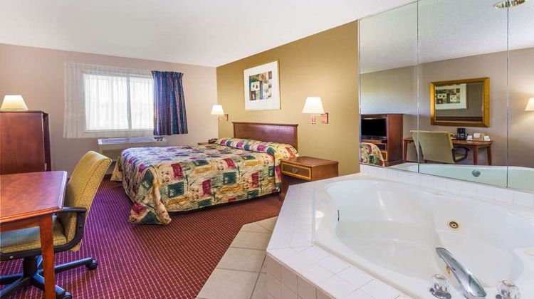 Super 8 Joliet I-55 N/Chicago Suite