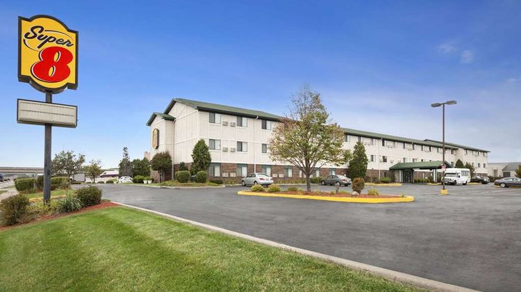 Super 8 Milwaukee Airport Exterior