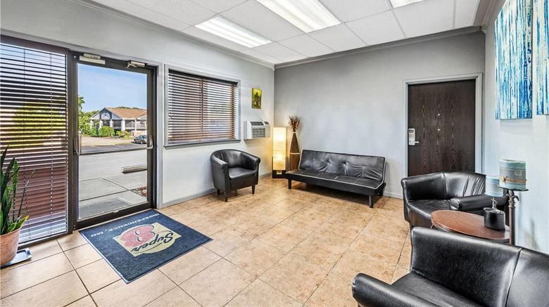 <b>Super 8 Independence Kansas City Lobby</b>. Images powered by <a href="https://iceportal.shijigroup.com/" title="IcePortal" target="_blank">IcePortal</a>.