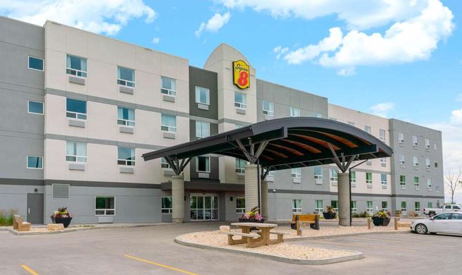 Super 8 Winnipeg East Exterior