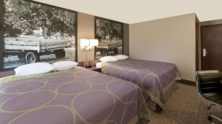 Super 8 Carroll Room