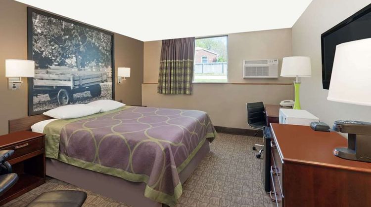 Super 8 Carroll Room