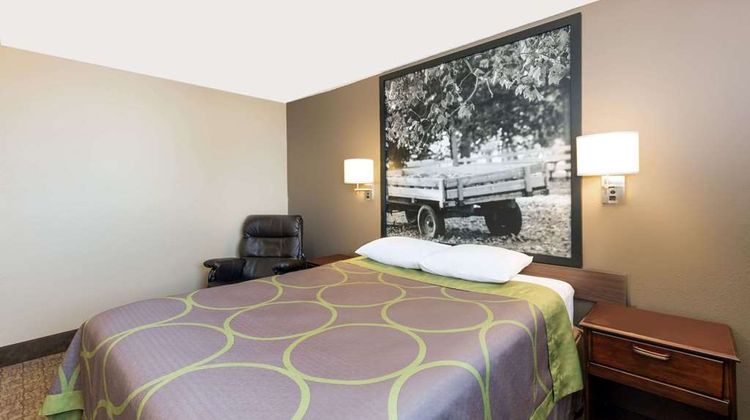 Super 8 Carroll Room