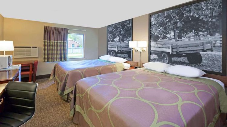 Super 8 Carroll Room