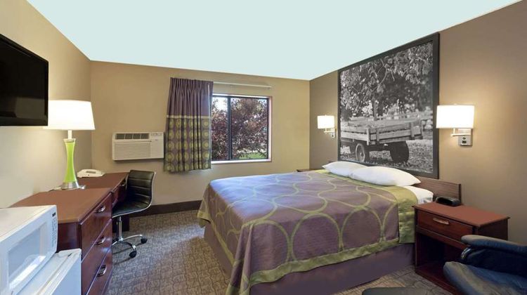 Super 8 Carroll Room