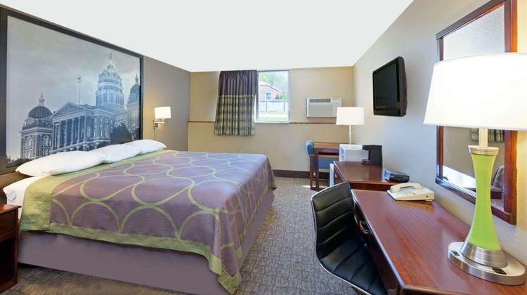 Super 8 Carroll Room