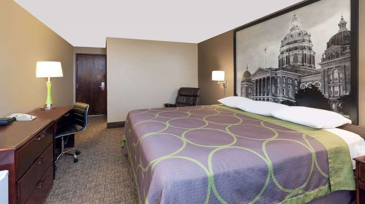 Super 8 Carroll Room