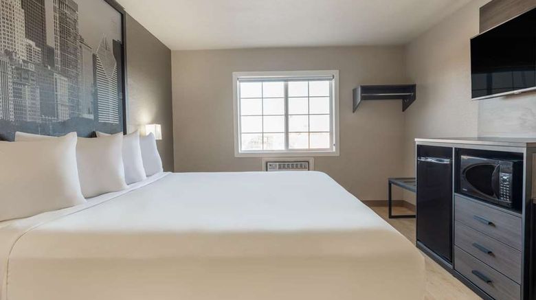 <b>Super 8 Clinton Room</b>. Images powered by <a href="https://iceportal.shijigroup.com/" title="IcePortal" target="_blank">IcePortal</a>.
