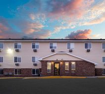 Super 8 Clinton Exterior
