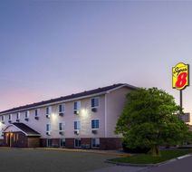 Super 8 Clinton Exterior