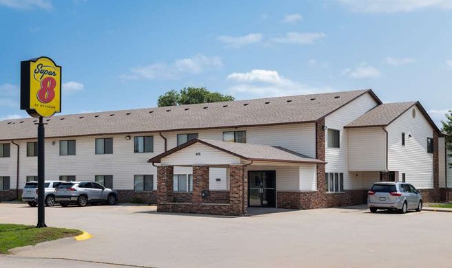 Super 8 Dyersville Exterior