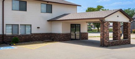 Super 8 Dyersville Exterior