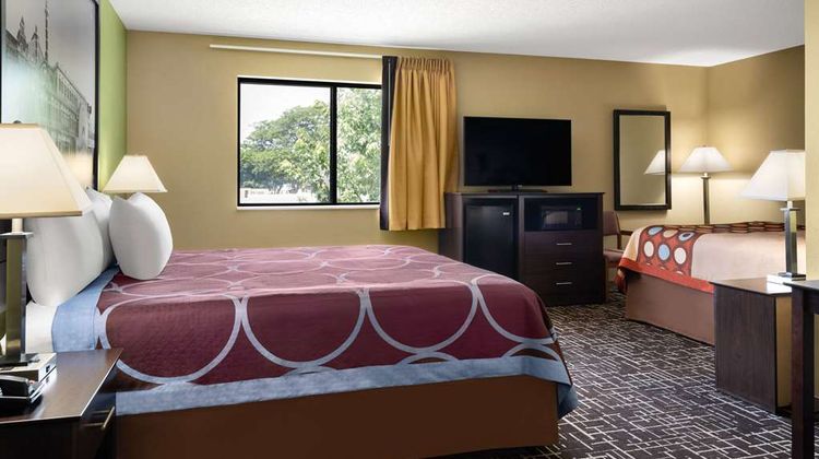 Super 8 Dyersville Suite