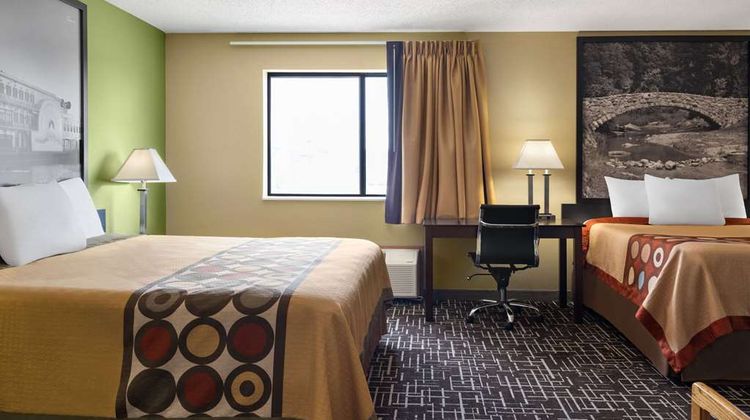 Super 8 Dyersville Suite