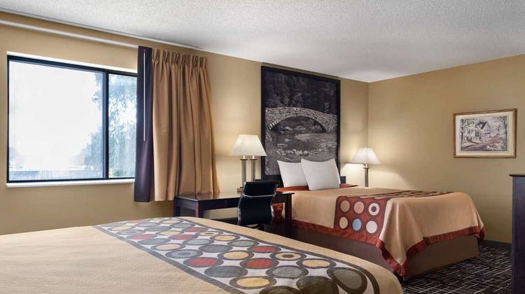 Super 8 Dyersville Suite