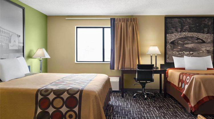 Super 8 Dyersville Suite