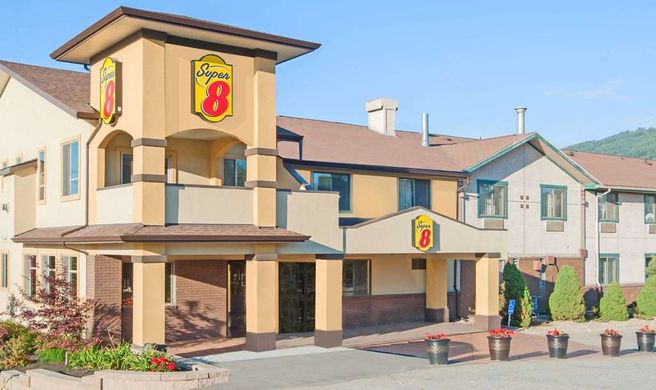 Super 8 Salmon Arm Exterior