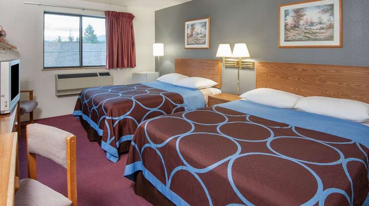 Super 8 Salmon Arm Room