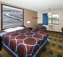 Super 8 Keokuk Room