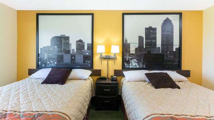 Super 8 Perry Room