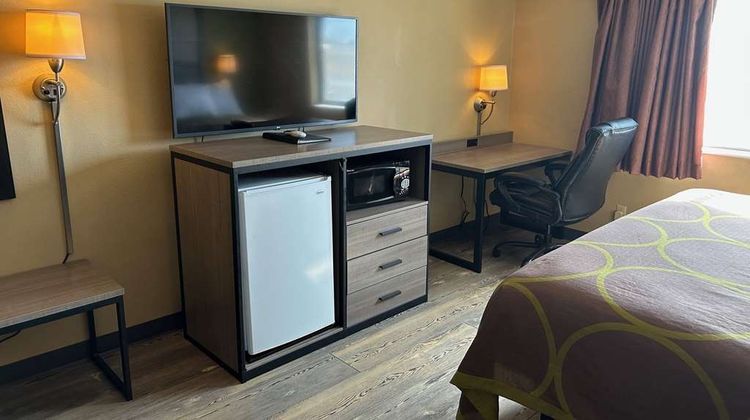 Super 8 Perry Room