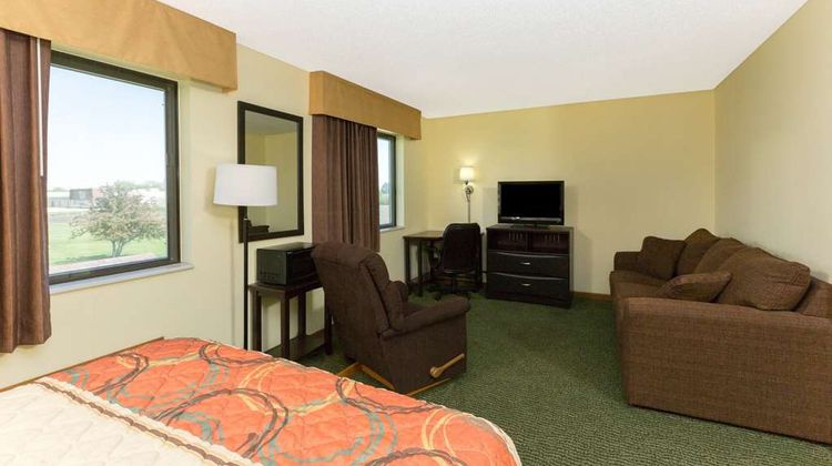 Super 8 Perry Room