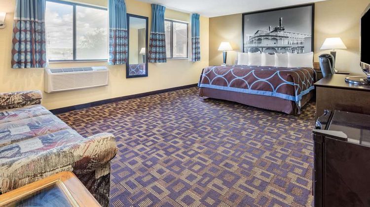Super 8 Decorah Suite