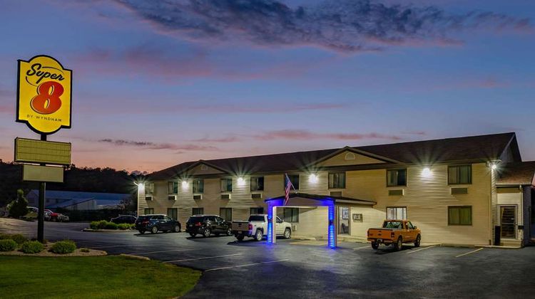 Super 8 Decorah Exterior