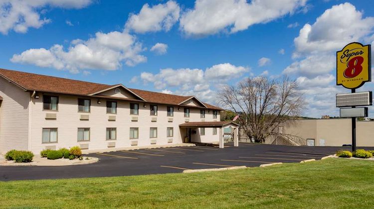 Super 8 Decorah Exterior